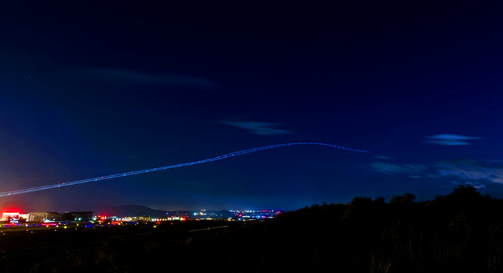 北京首都机场航班起飞夜景