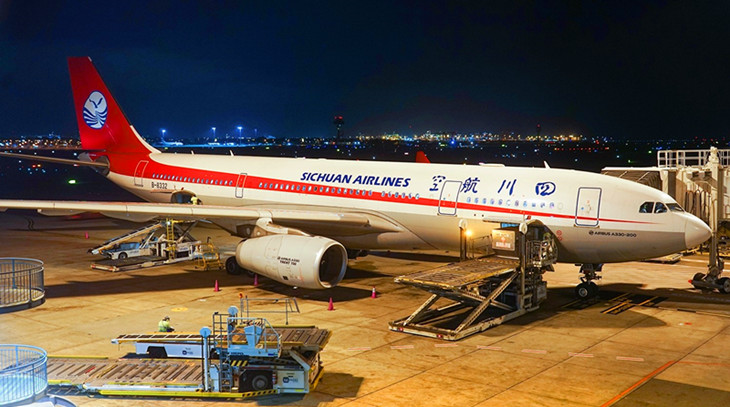 四川航空夜间――北京首都机场T3航站楼停机坪