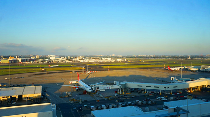北京首都机场国际机场停机坪装货区